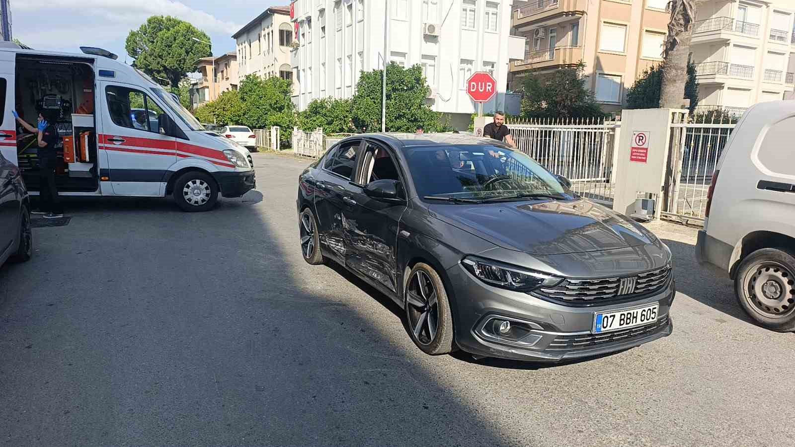 Otomobiller &ccedil;arpıştı, kaza anı kameraya yansıdı