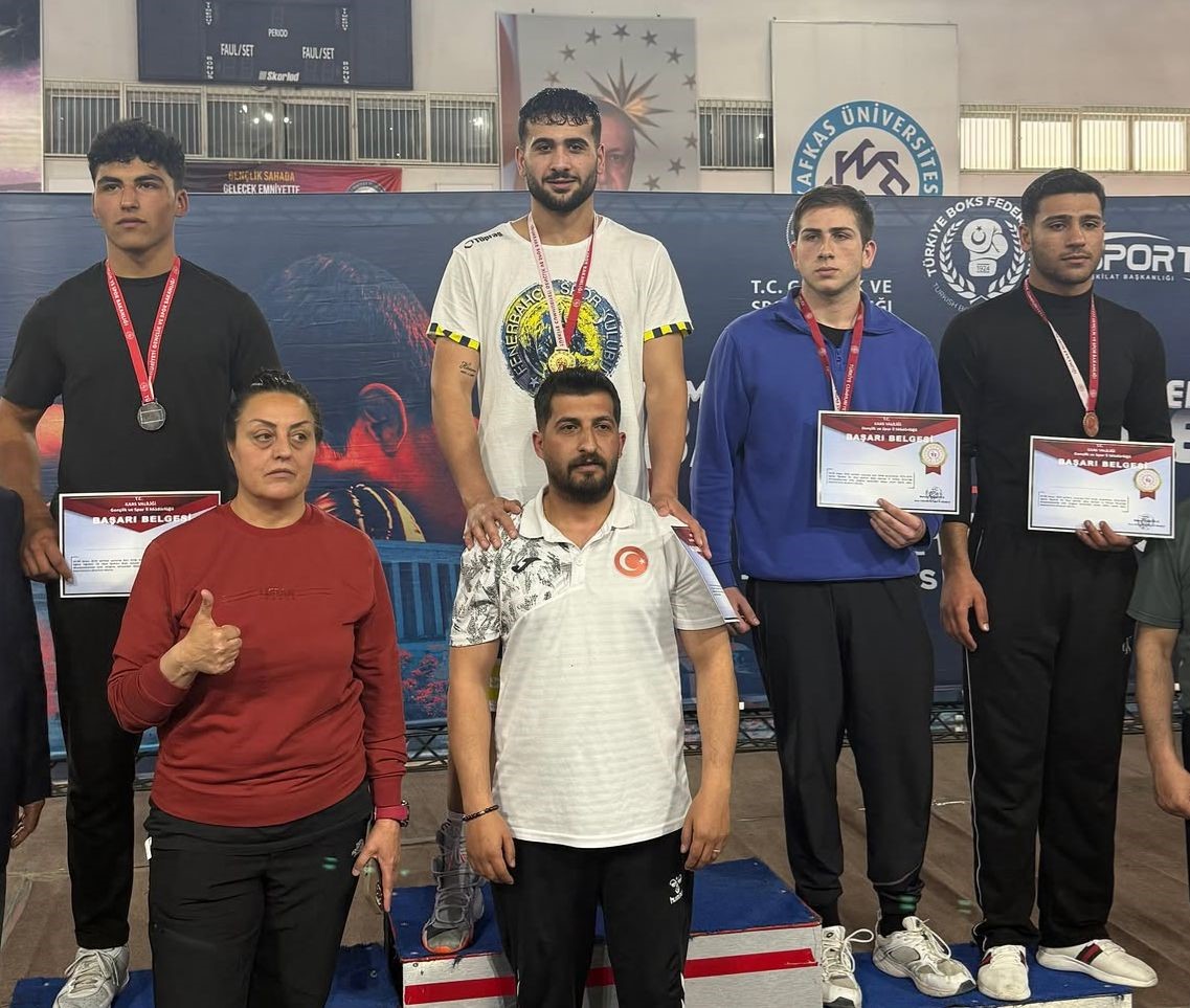 Bayburtlu boks&ouml;r Toprak Salman T&uuml;rkiye şampiyonu oldu