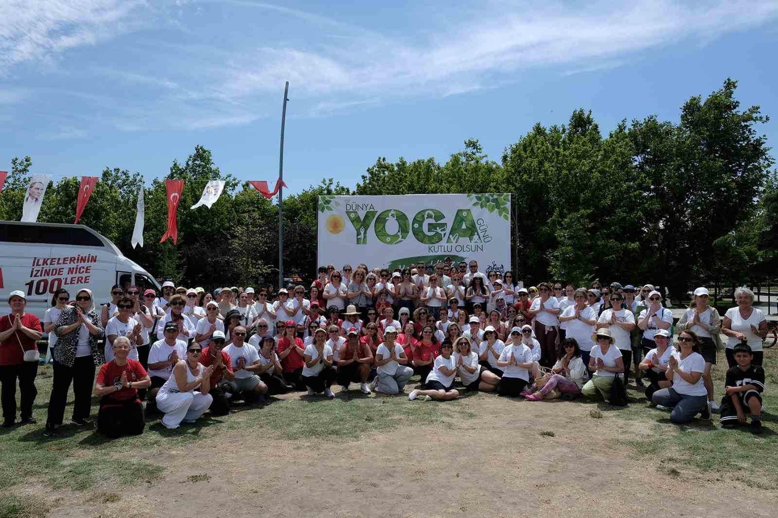 B&uuml;y&uuml;k&ccedil;ekmece&rsquo;de D&uuml;nya Yoga G&uuml;n&uuml;&rsquo;ne &ouml;zel y&uuml;zlerce kadın yoga yaptı