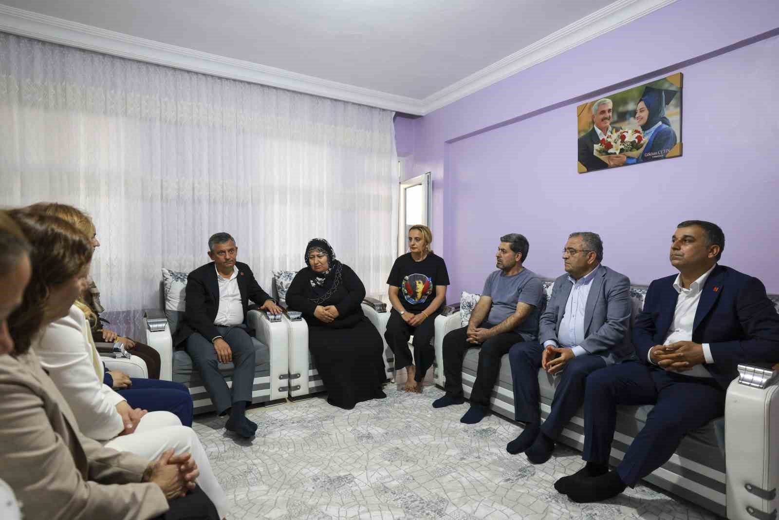 CHP Grup Başkanı &Ouml;zel, Rojin Kabaiş&rsquo;in ailesini ziyaret etti