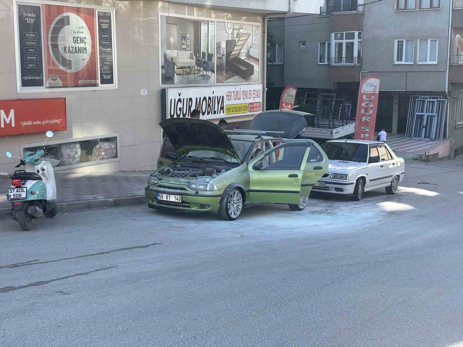 Park halindeki ara&ccedil;taki yangını vatandaşlar s&ouml;nd&uuml;rd&uuml;