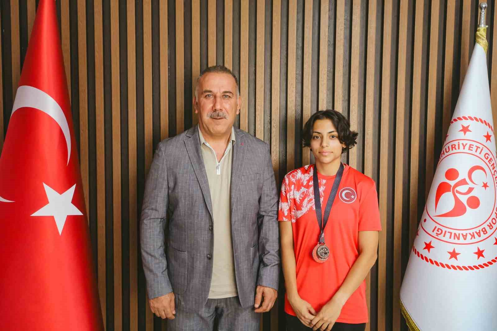 Gen&ccedil;lik ve Spor İl M&uuml;d&uuml;r&uuml; Yığmatepe başarılı sporcuyu ağırladı