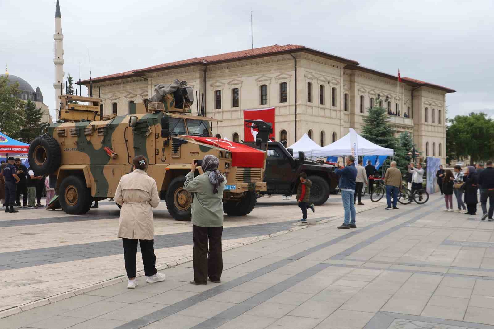 Jandarmanın g&ouml;zbebekleri b&uuml;y&uuml;k ilgi g&ouml;rd&uuml;