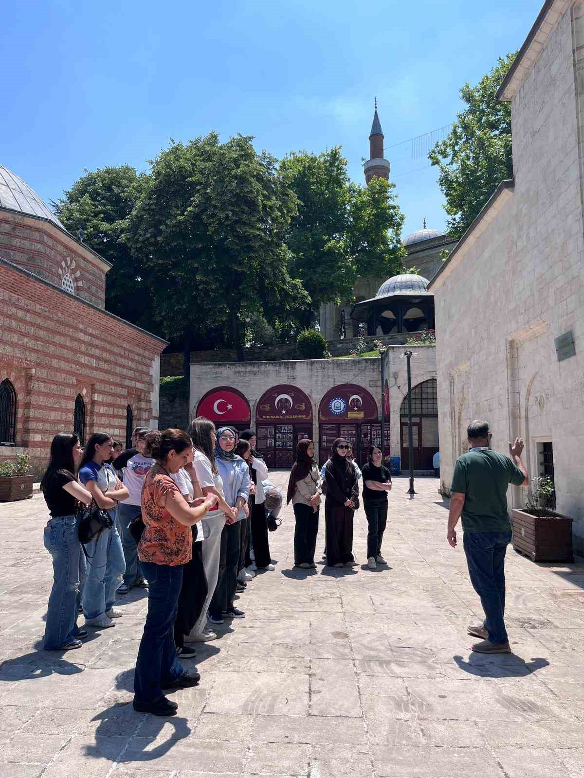 Yıldırımlı gen&ccedil;ler tarihi yerinde keşfediyor