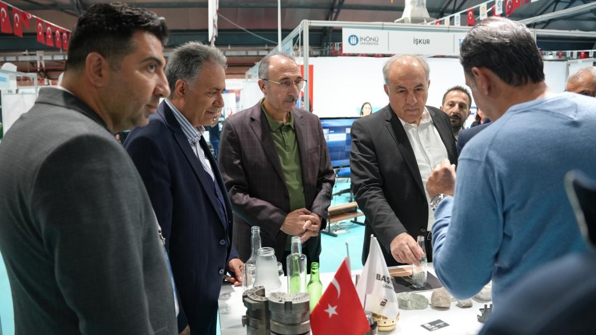 Rekt&ouml;rlerden İpekyolu Kariyer Fuarı&rsquo;na ziyaret