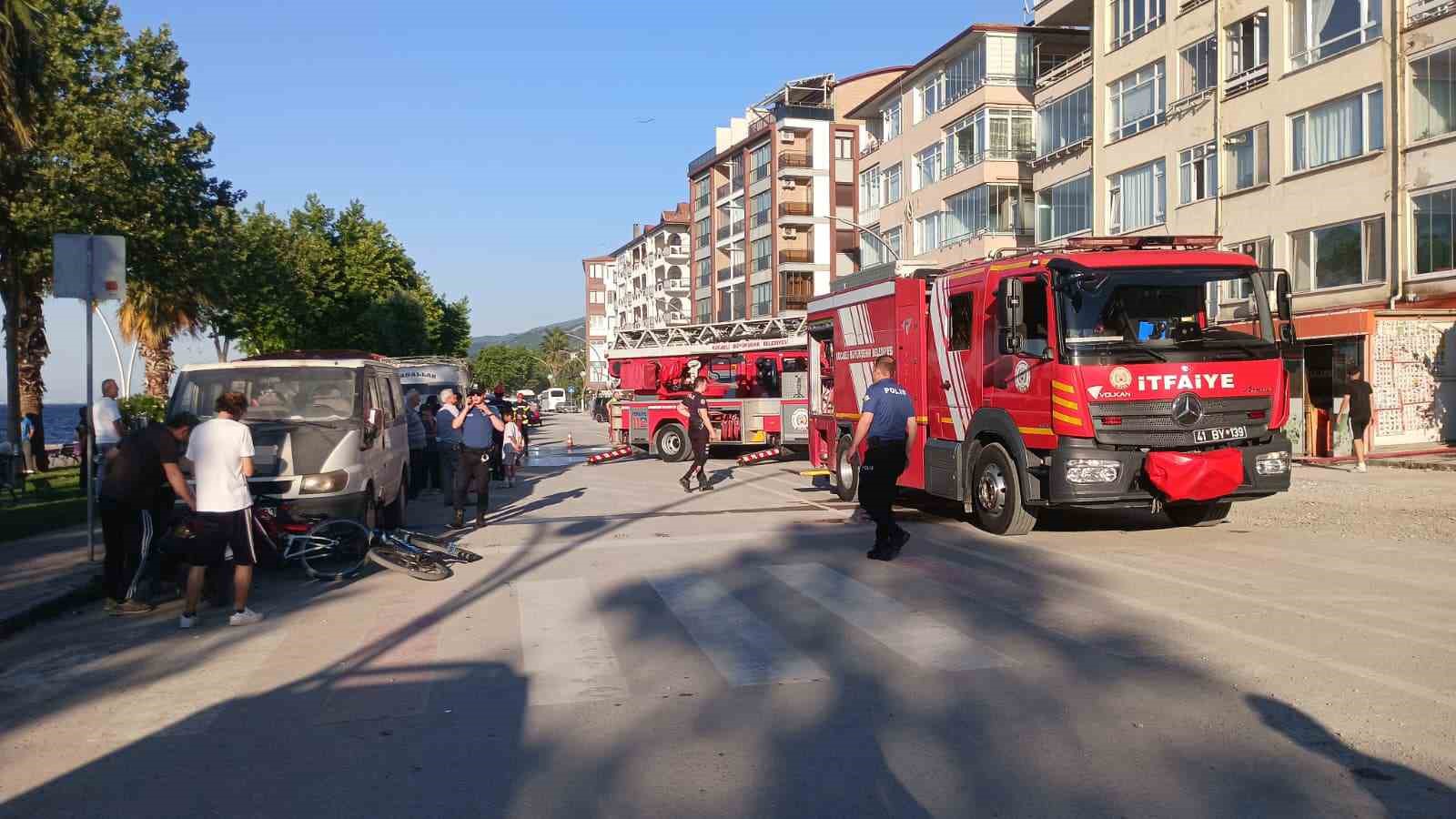 Yangında mahsur kalan kadın ve &ccedil;ocuk kurtarıldı