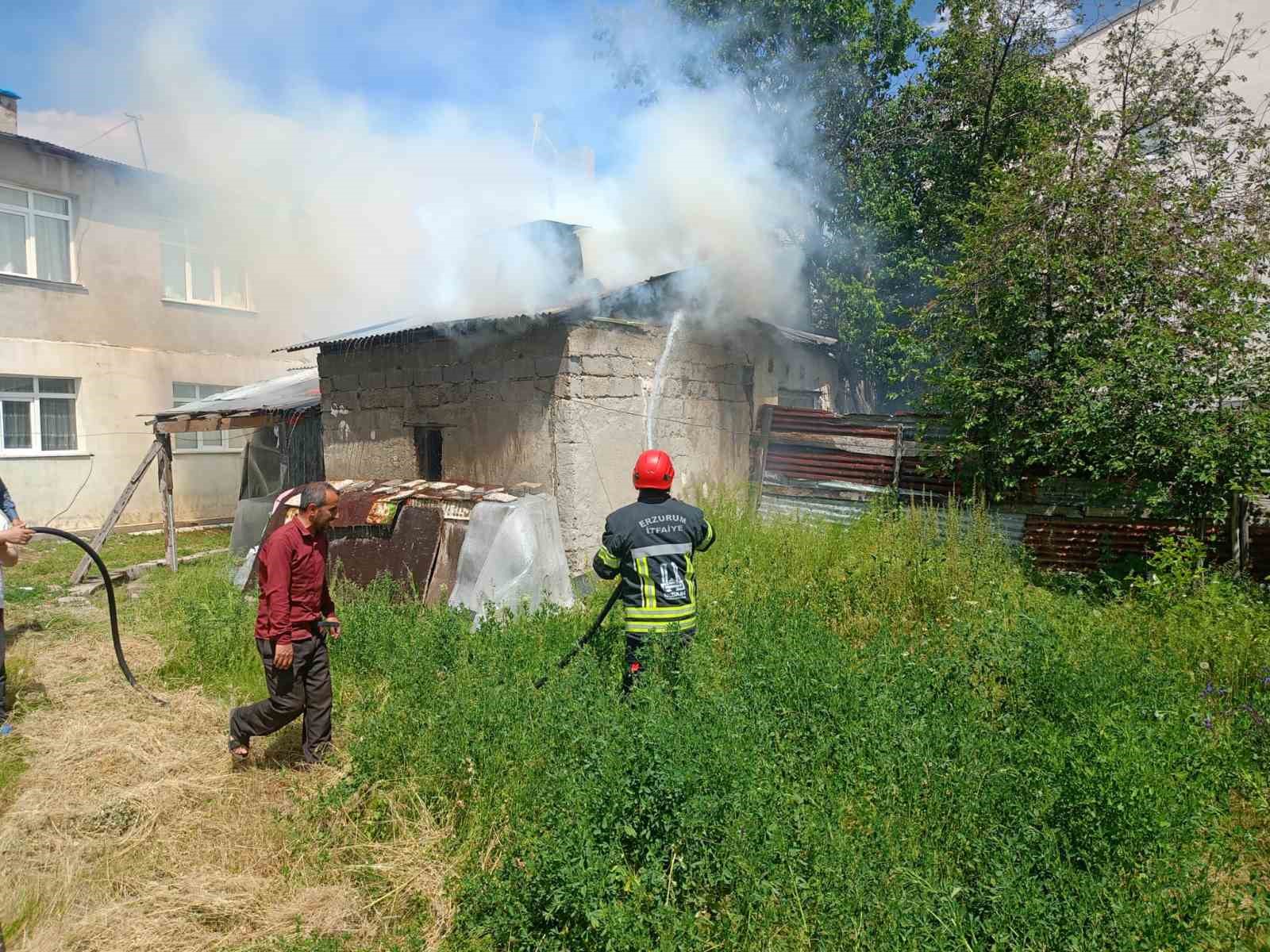 Aşkale&rsquo;de tandır evinde yangın paniği