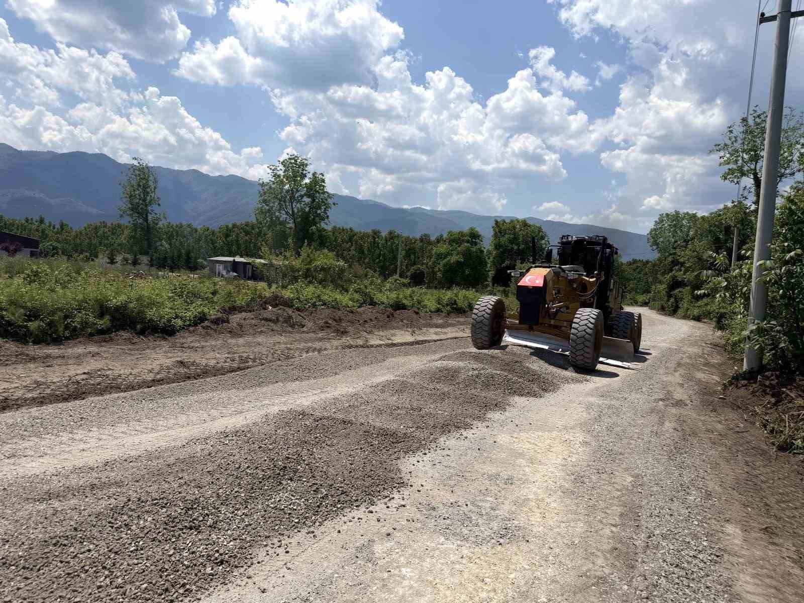 Duraklar k&ouml;y&uuml;nde yol &ccedil;alışmaları s&uuml;r&uuml;yor