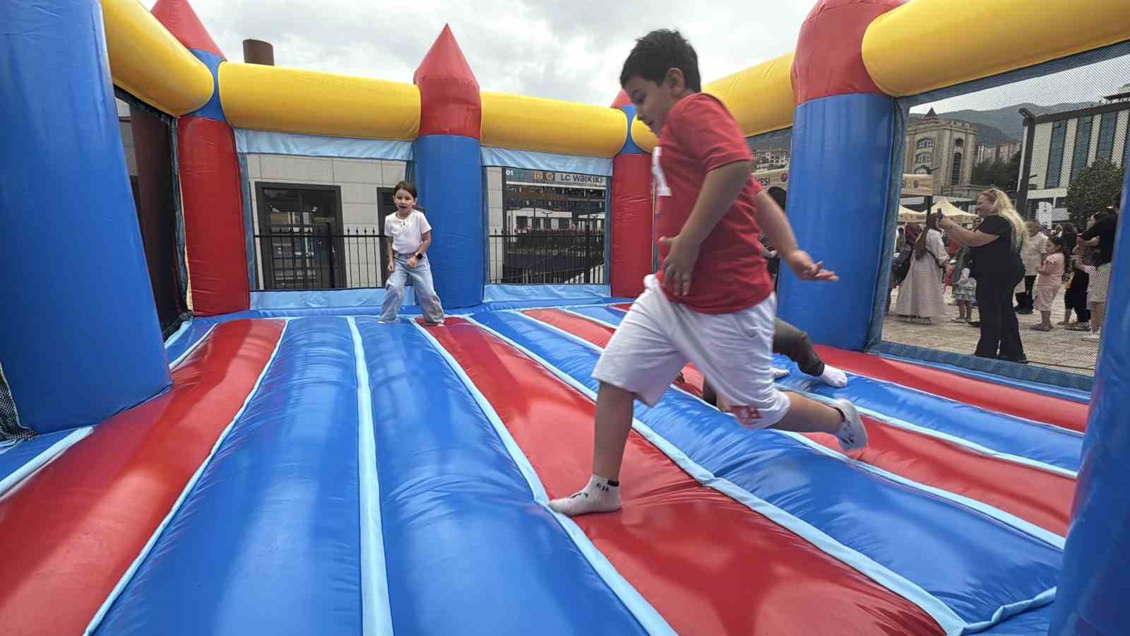 Karab&uuml;k&rsquo;te &ccedil;ocuklar karne festivalinde doyasıya eğlendi