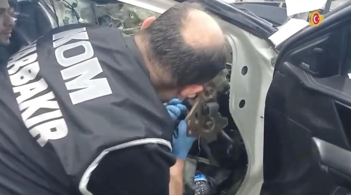 Diyarbakır&rsquo;da bir otomobilin gizli b&ouml;lmelerinden &ccedil;ok sayıda silah &ccedil;ıkartıldı