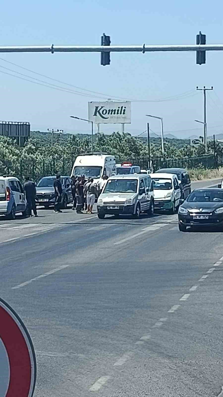 Ayvalık&rsquo;ta Kozak kavşağında zincirleme kaza: 3 ara&ccedil; birbirine girdi