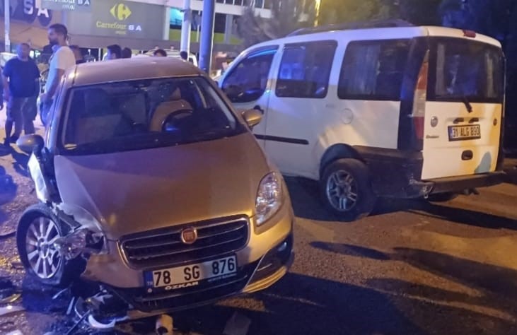 Karab&uuml;k&rsquo;te 5 aracın karıştığı zincirleme kazada 2 kişi yaralandı