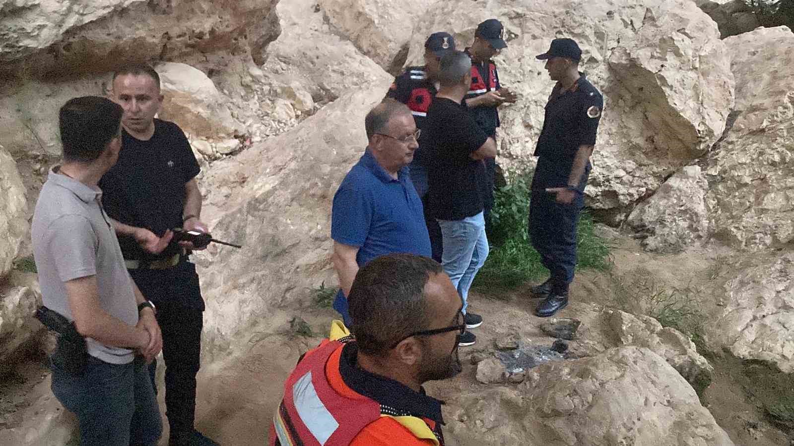 Vadide girdiği suda akıntıya kapılan &ccedil;ocuk hayatın kaybetti