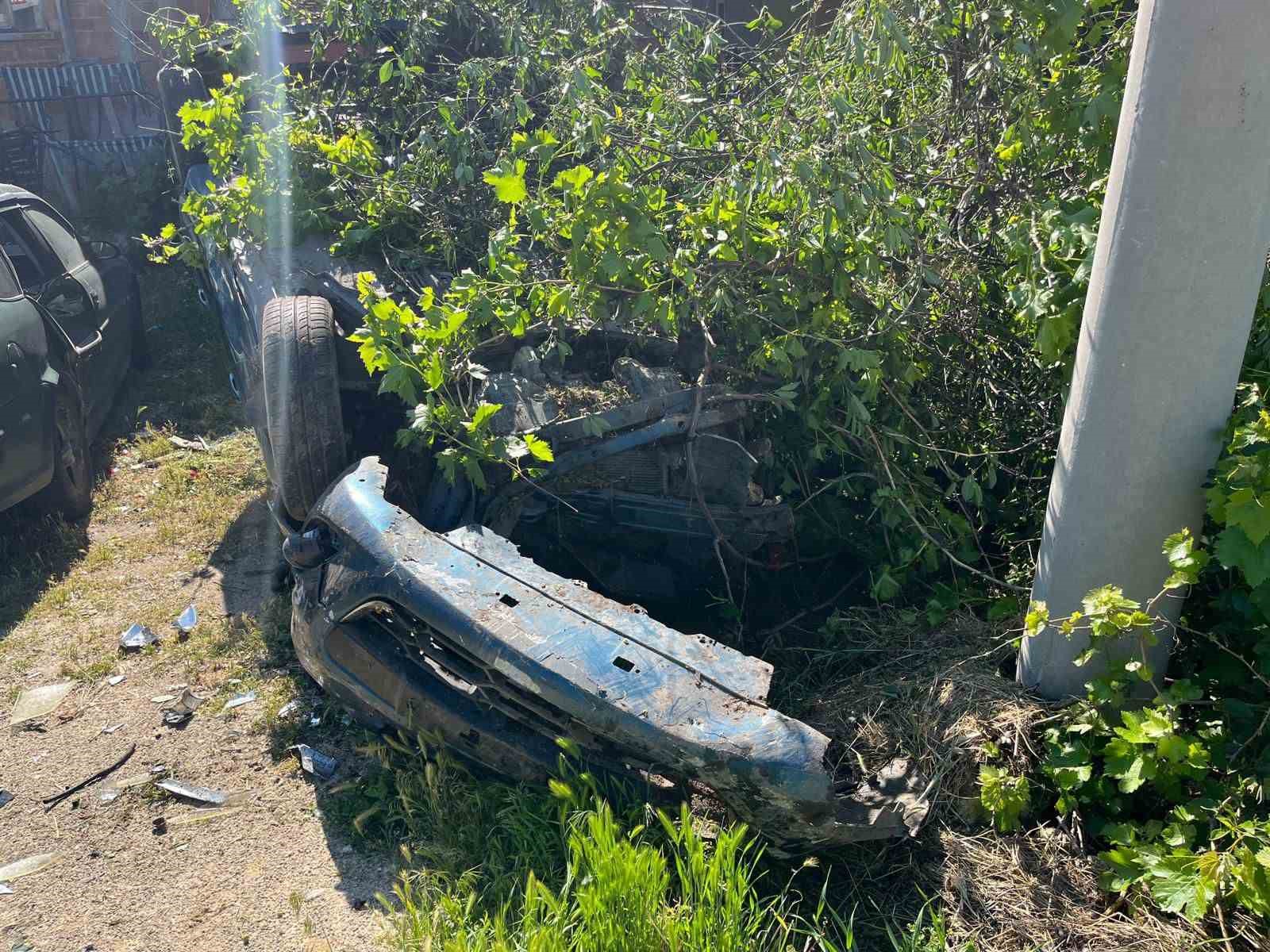 Takla atıp bah&ccedil;eye devrilen otomobilin s&uuml;r&uuml;c&uuml;s&uuml; yaralandı