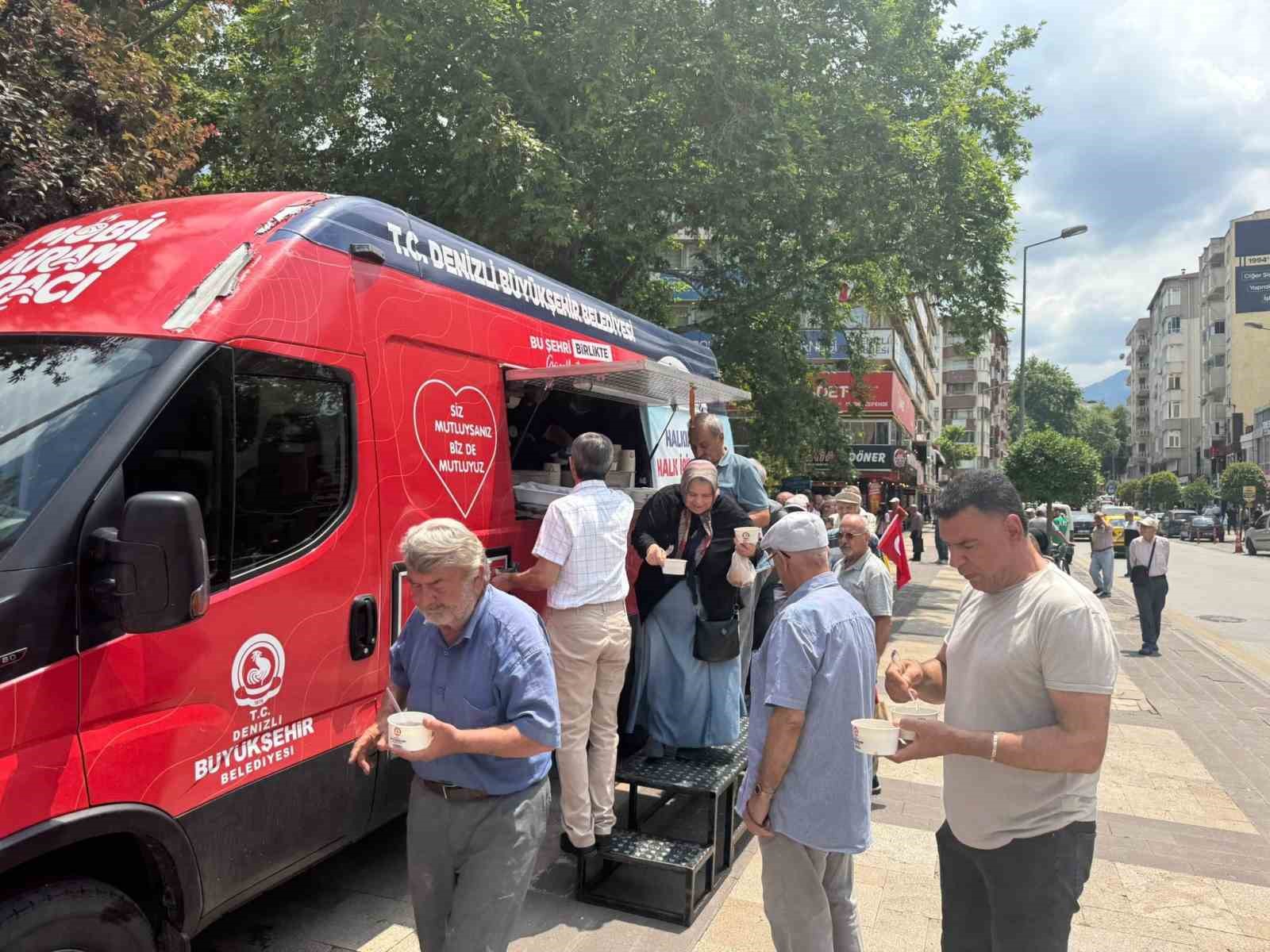 Denizli B&uuml;y&uuml;kşehirden 3 noktada 10 bin kişilik aşure hayrı