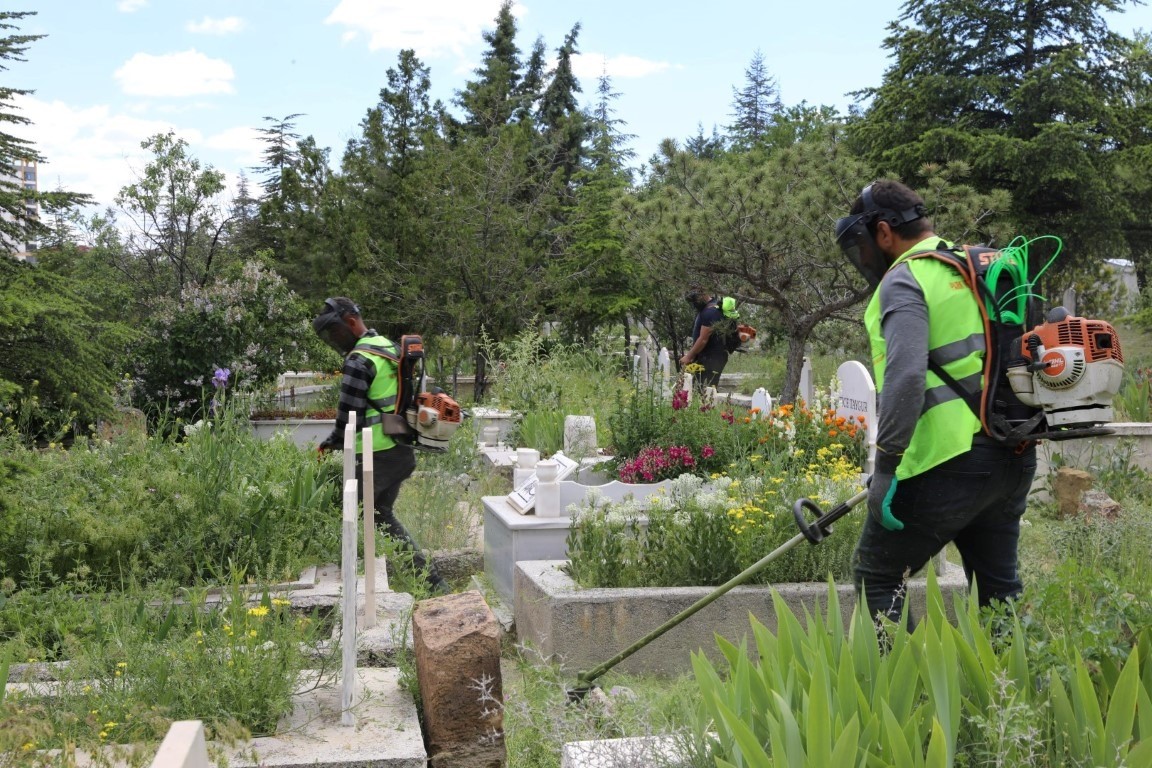 Niğde&rsquo;de mezarlıklar Kurban Bayramı ziyaretlerine hazırlanıyor