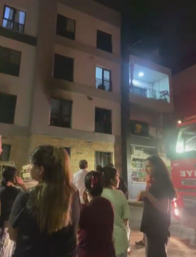 Alevlerin y&uuml;kseldiği apartman dairesinde dumandan etkilenen 3 kişiyi itfaiye kurtardı