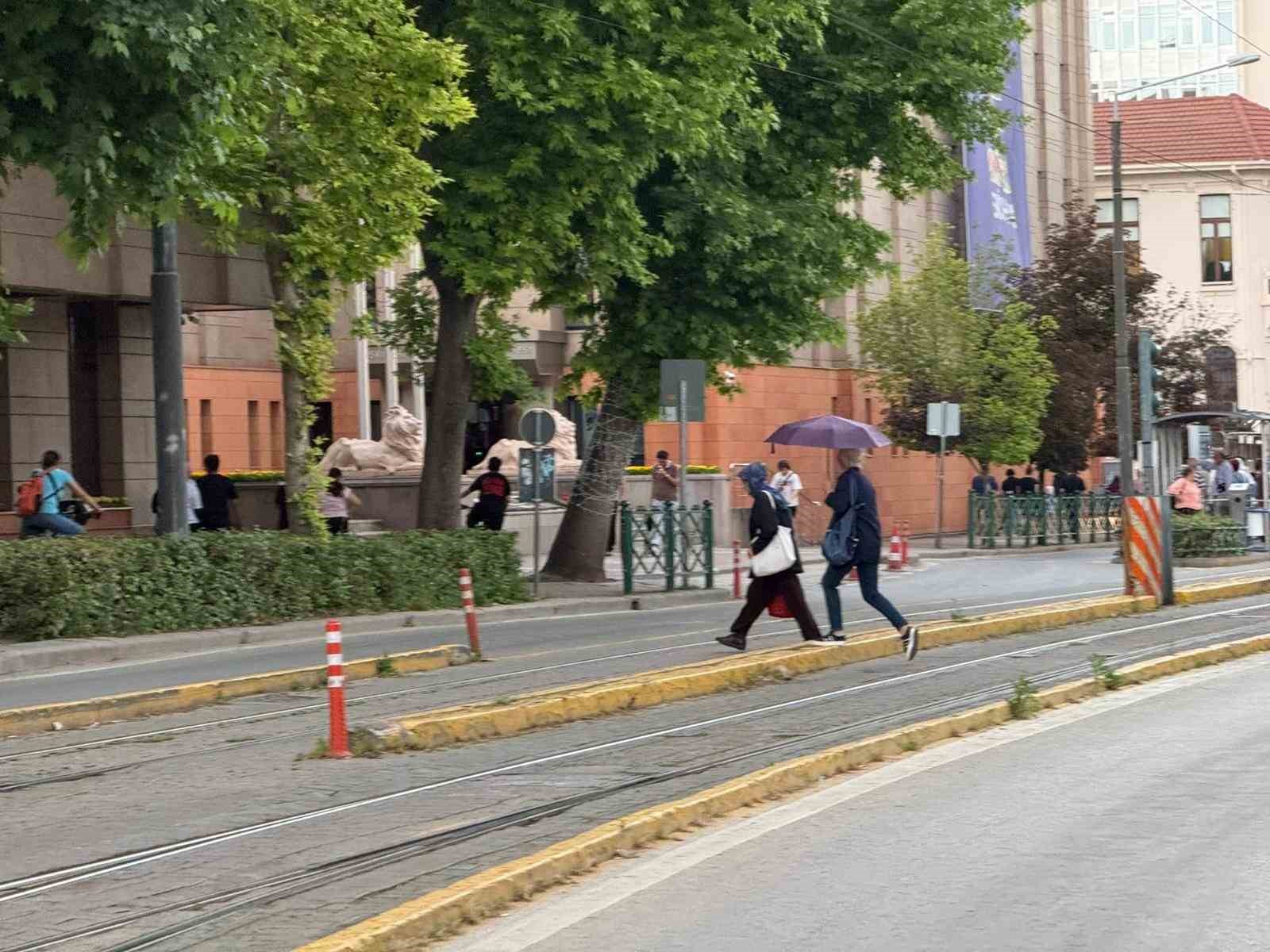 Eskişehir&rsquo;de beklenen g&ouml;k g&uuml;r&uuml;lt&uuml;l&uuml; sağanak yağış etkili oldu