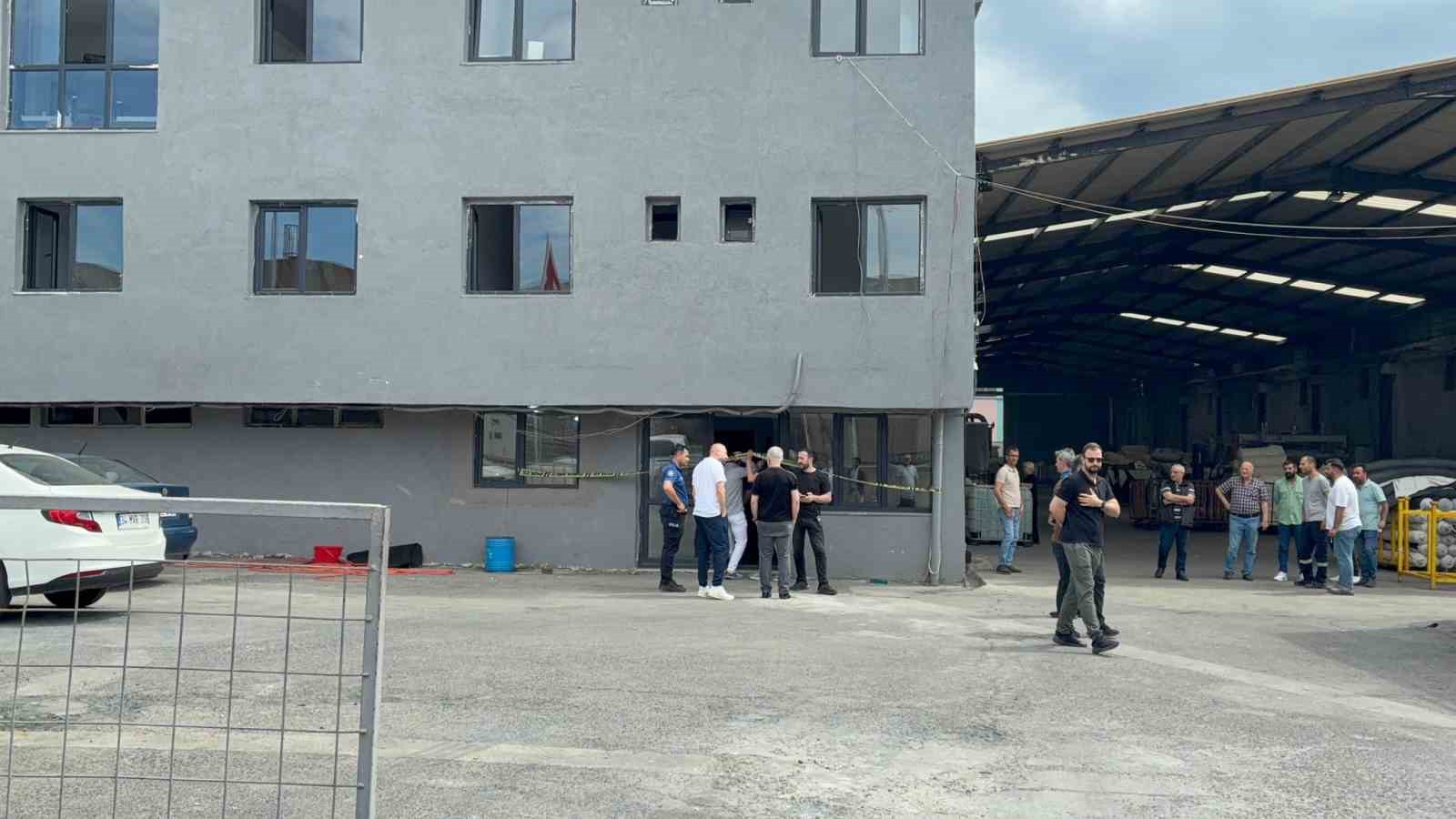 Fabrikada kanlı hesaplaşma: 1 kişi &ouml;ld&uuml;, 1 kişi yaralandı