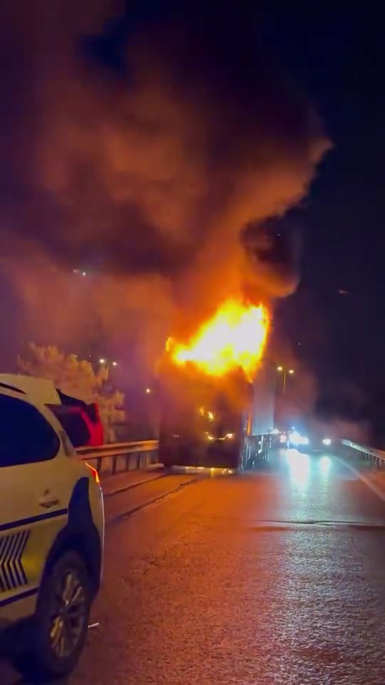 Esenyurt TEM&rsquo;de tır alevlere teslim oldu