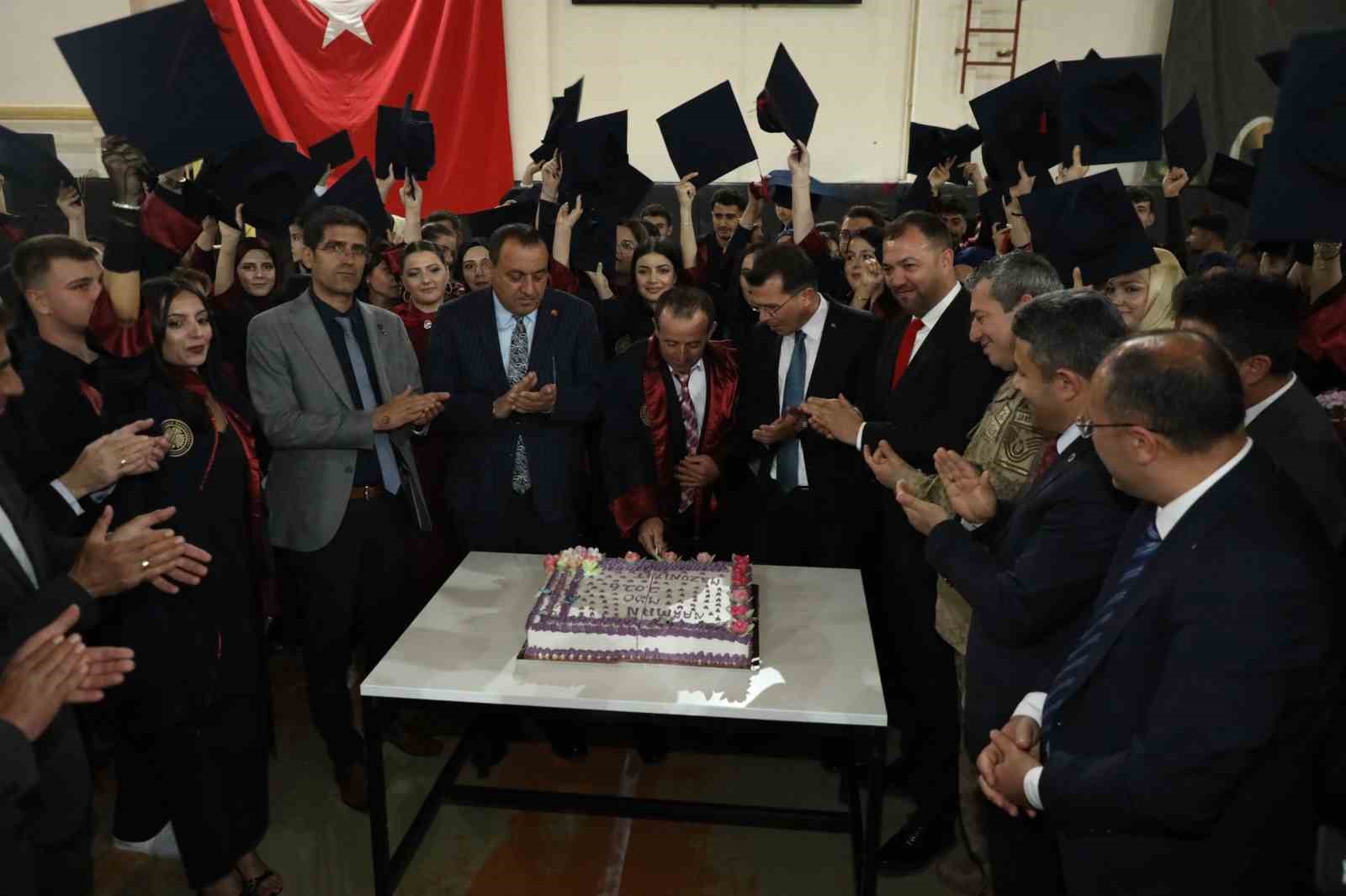 Narman Meslek Y&uuml;ksekokulu&rsquo;nda mezuniyet coşkusu