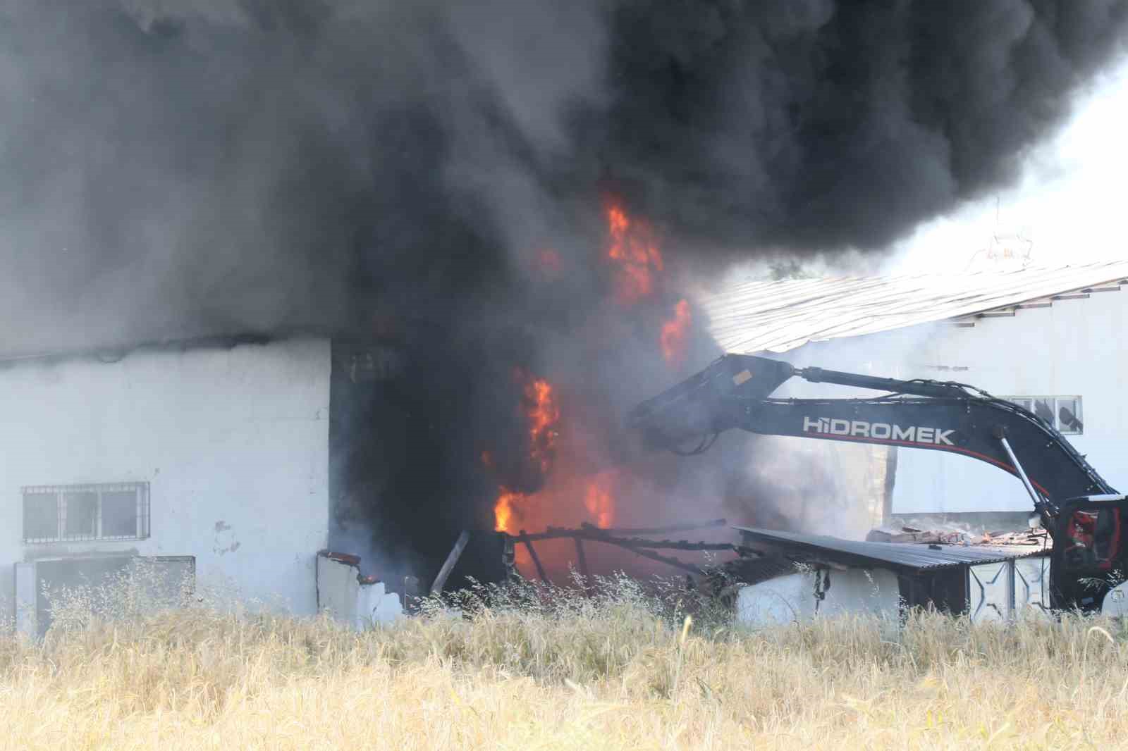 Kau&ccedil;uk fabrikasını saran alevlere m&uuml;dahale s&uuml;r&uuml;yor