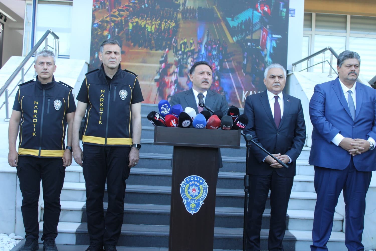 Kayseri&rsquo;de Cumhuriyet tarihinin en b&uuml;y&uuml;k uyuşturucu operasyonu ger&ccedil;ekleştirildi