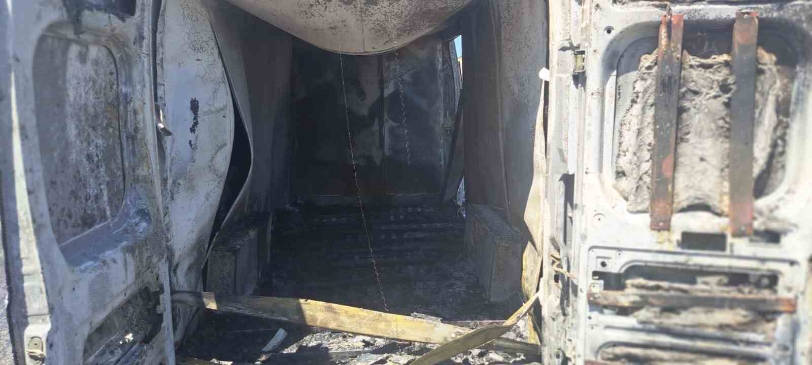 Bing&ouml;l&rsquo;de klima y&uuml;kl&uuml; kamyonet alev alev yandı