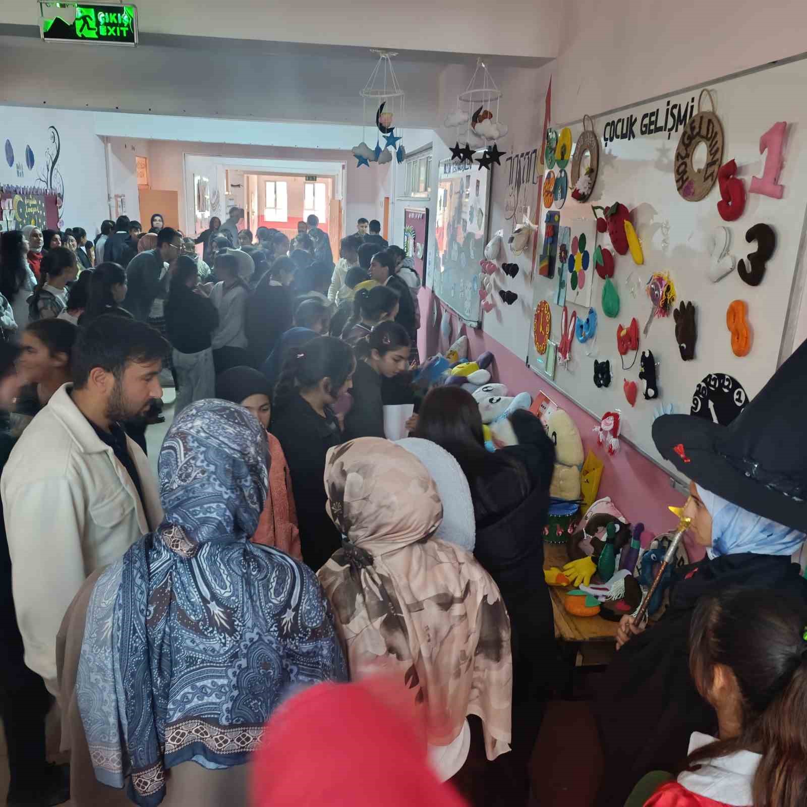 Muradiye MTAL&rsquo;den ortaokul &ouml;ğrencilerine b&ouml;l&uuml;m tanıtım sergisi