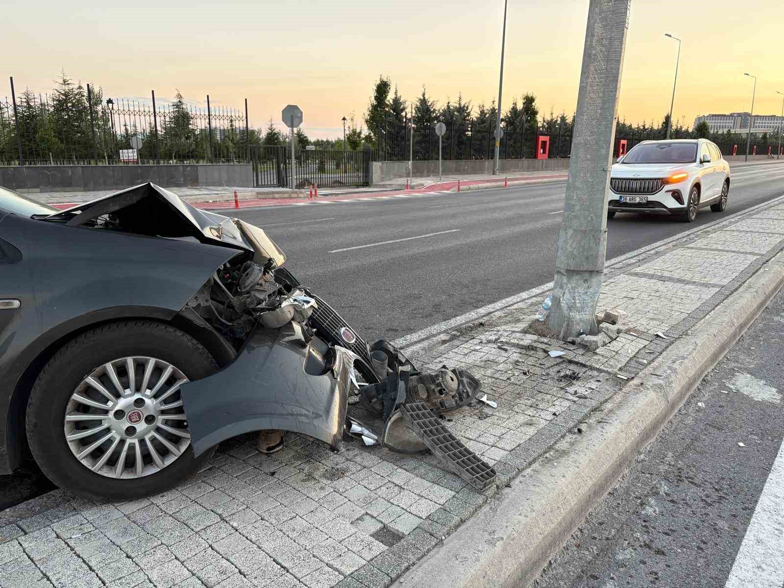 Kayseri&rsquo;de otomobil aydınlatma direğine &ccedil;arptı: 1 yaralı
