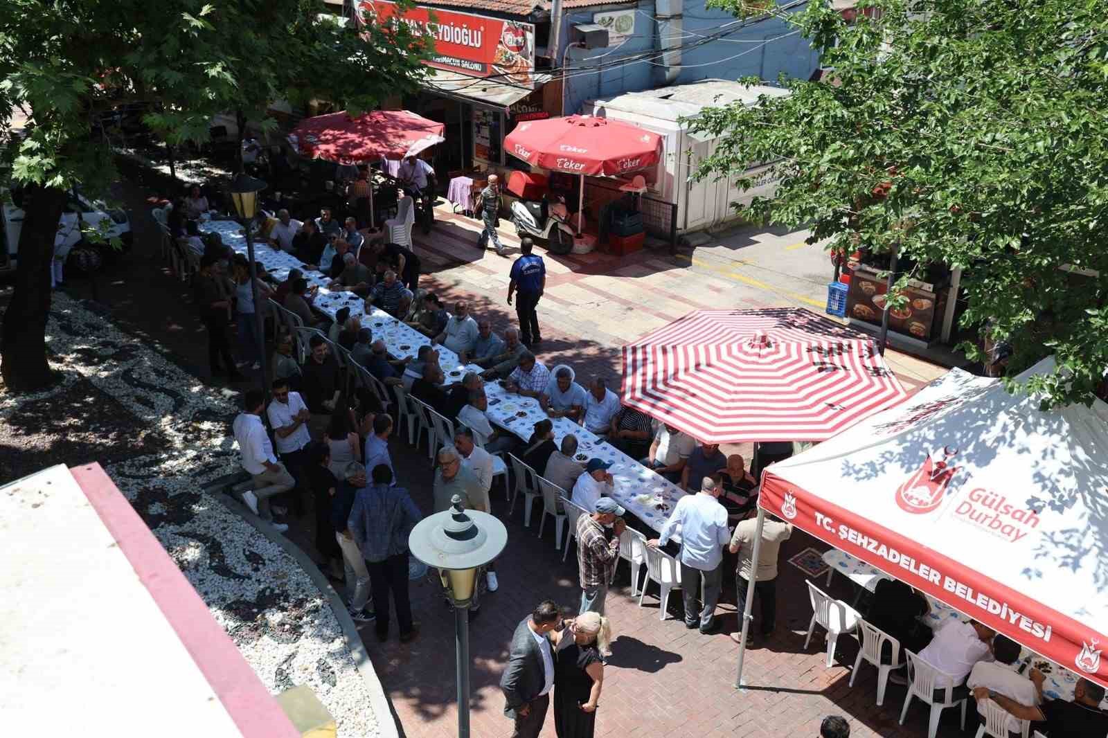 Başkan Şimşek, annesi i&ccedil;in d&uuml;zenlediği hayır programında taziyeleri kabul etti