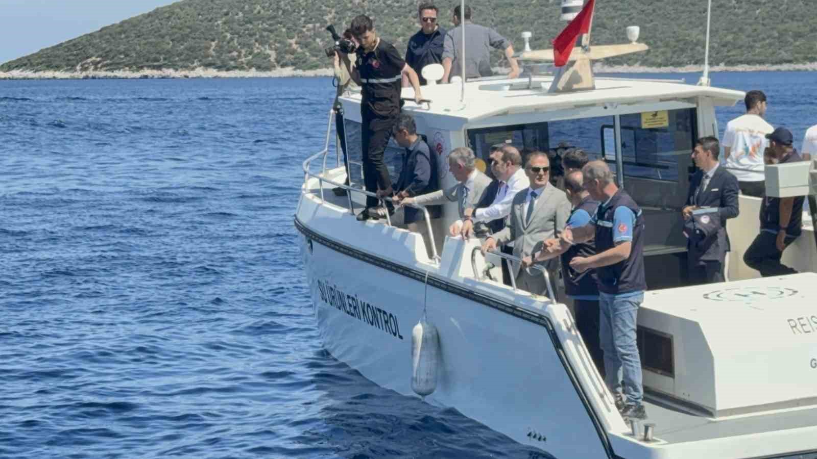 Muğla Valisi Akbıyık&rsquo;ı denizde yunuslar karşıladı