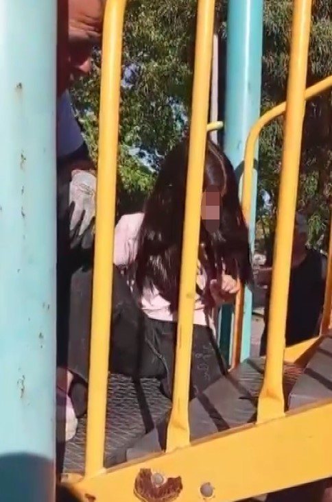Ayağı parktaki oyun grubuna sıkışan &ccedil;ocuğu itfaiye kurtardı