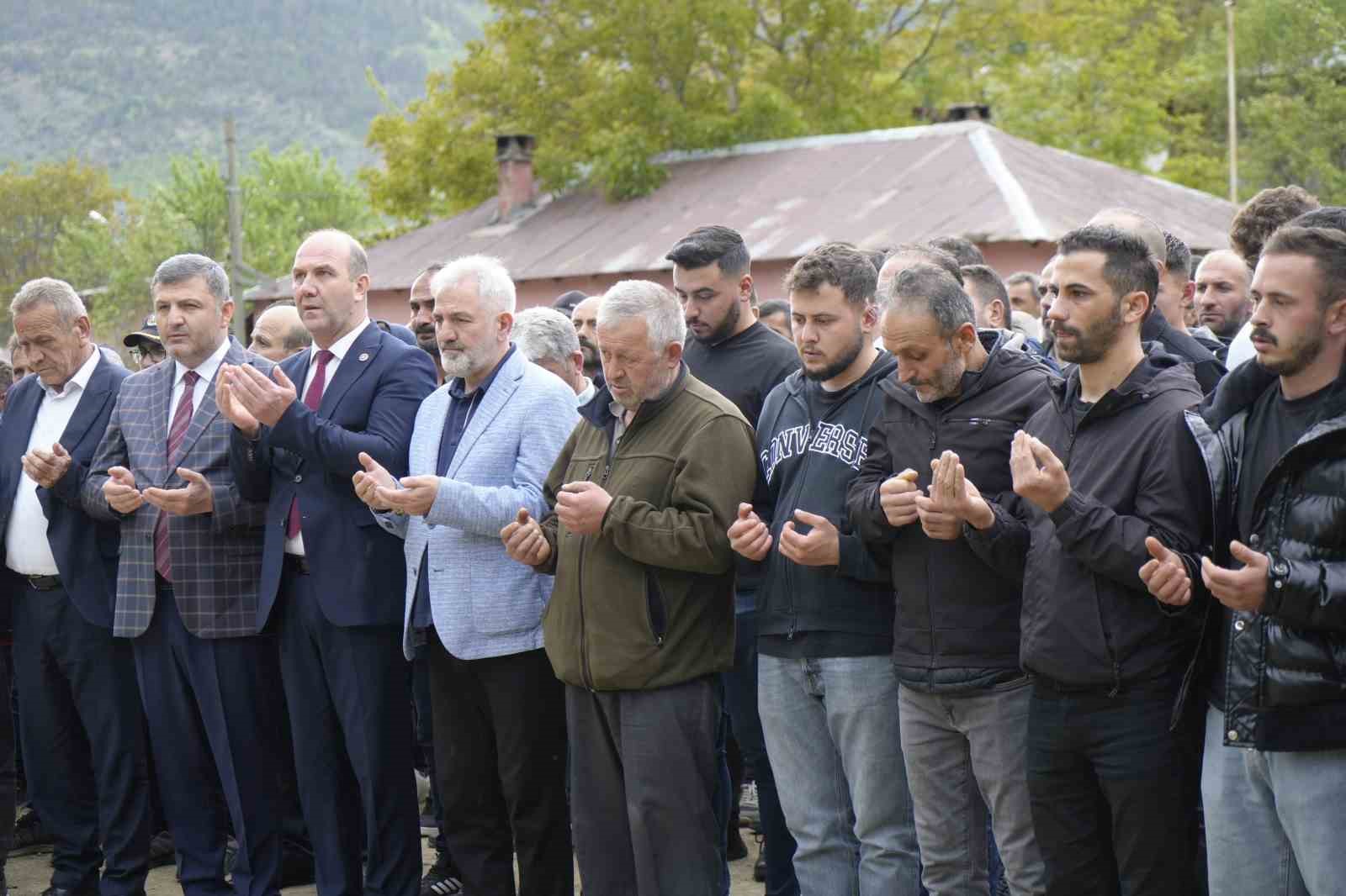 G&uuml;m&uuml;şhane&rsquo;de &ouml;ld&uuml;r&uuml;len gen&ccedil; kadın son yolculuğuna uğurlandı