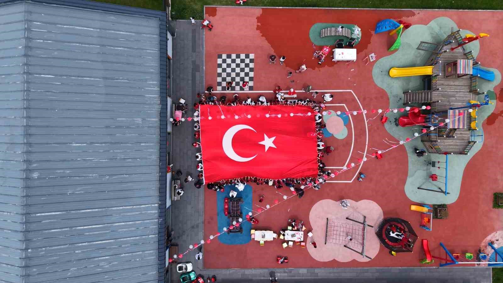B&uuml;y&uuml;kşehirin &ccedil;ocuk k&uuml;t&uuml;phanesi miniklerinden a milli takıma y&uuml;rekleri ısıtan destek