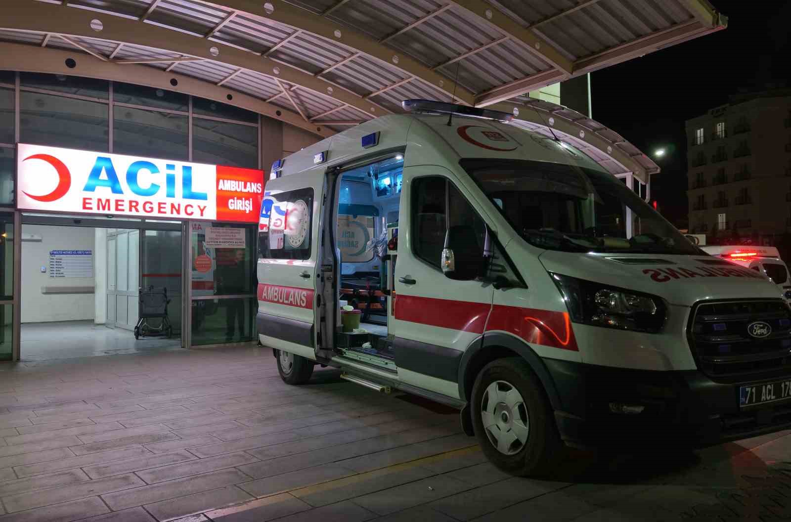 Bıçaklı kavgada kan aktı: 2 arkadaş ağır yaralandı