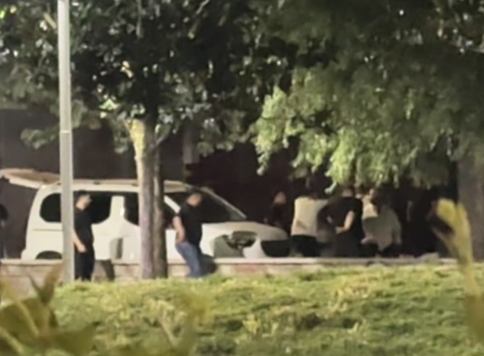 Parkta tekme tokatlar havada u&ccedil;uştu