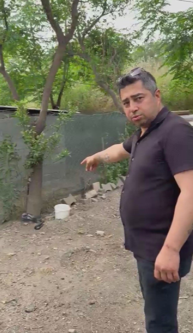 K&uuml;mese giren 2 metrelik yılanı yakalarken elinden ısırıldı