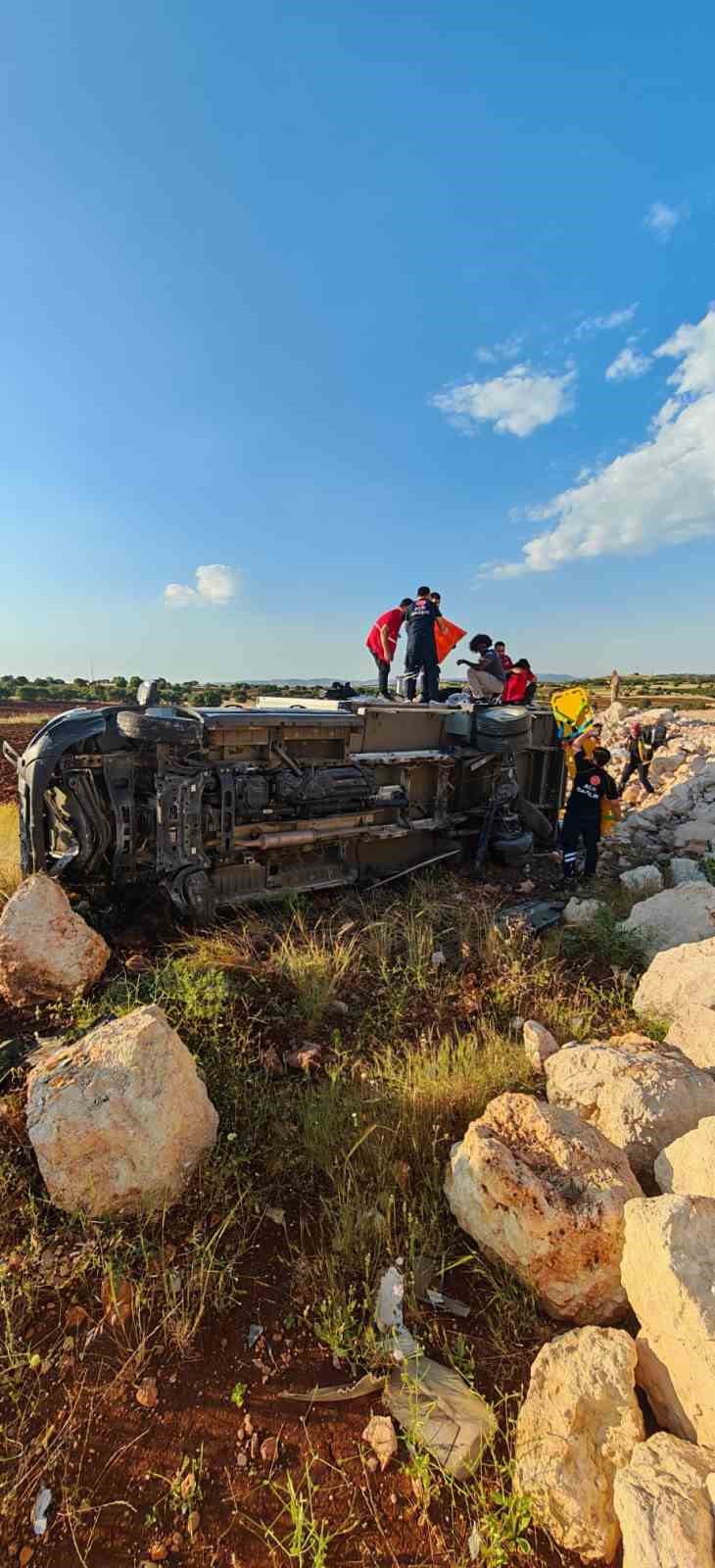 Mardin&rsquo;de&rsquo;de T&uuml;rk Kızılay kamyoneti şarampole yuvarlandı: 4 yaralı