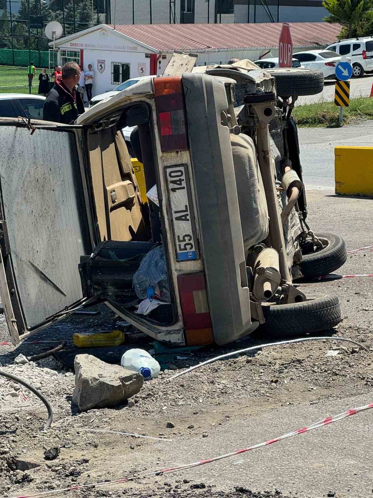 Kavşakta iki otomobil &ccedil;arpıştı: 3 yaralı