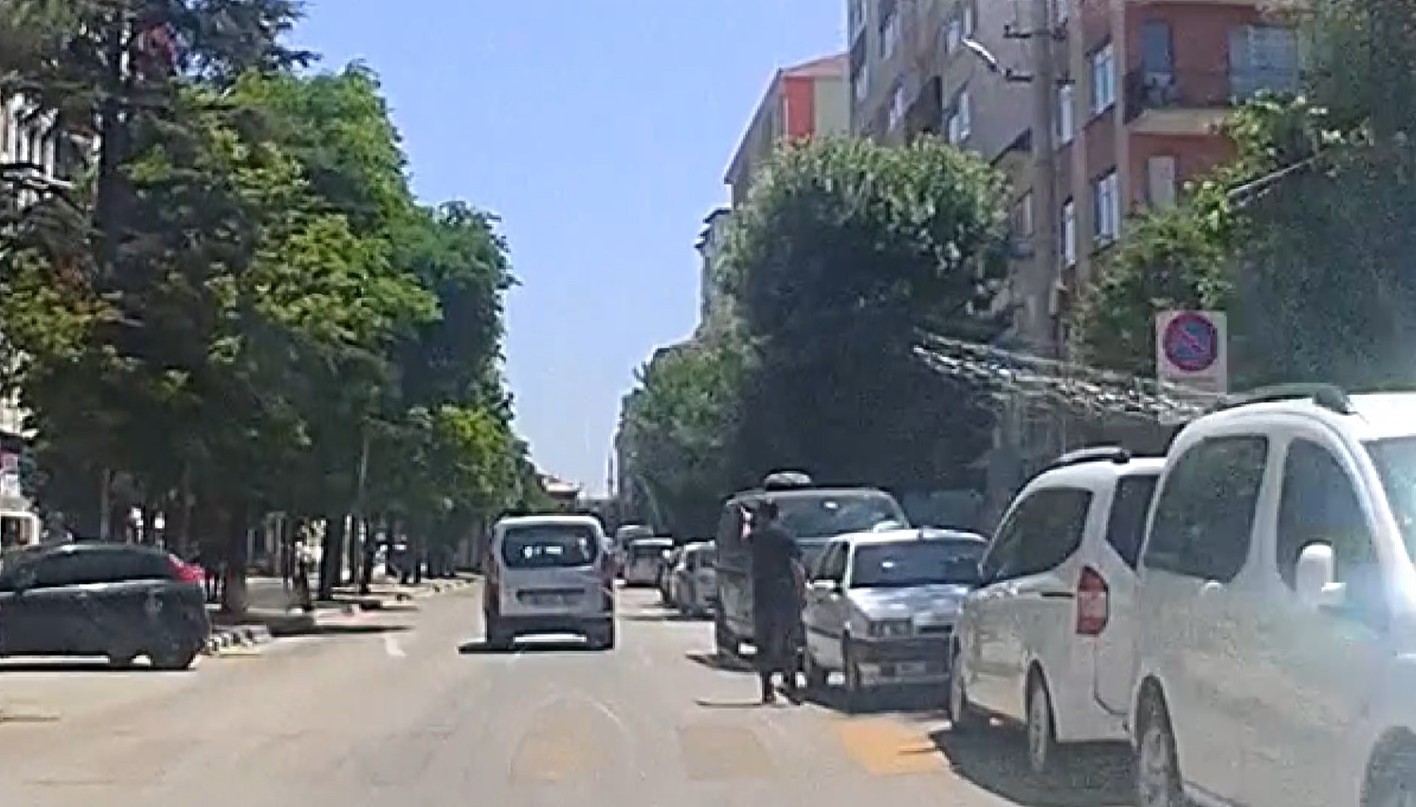 Yaya ge&ccedil;idinde dur işareti yaptığı ara&ccedil; durmayınca arkasından kovaladı
