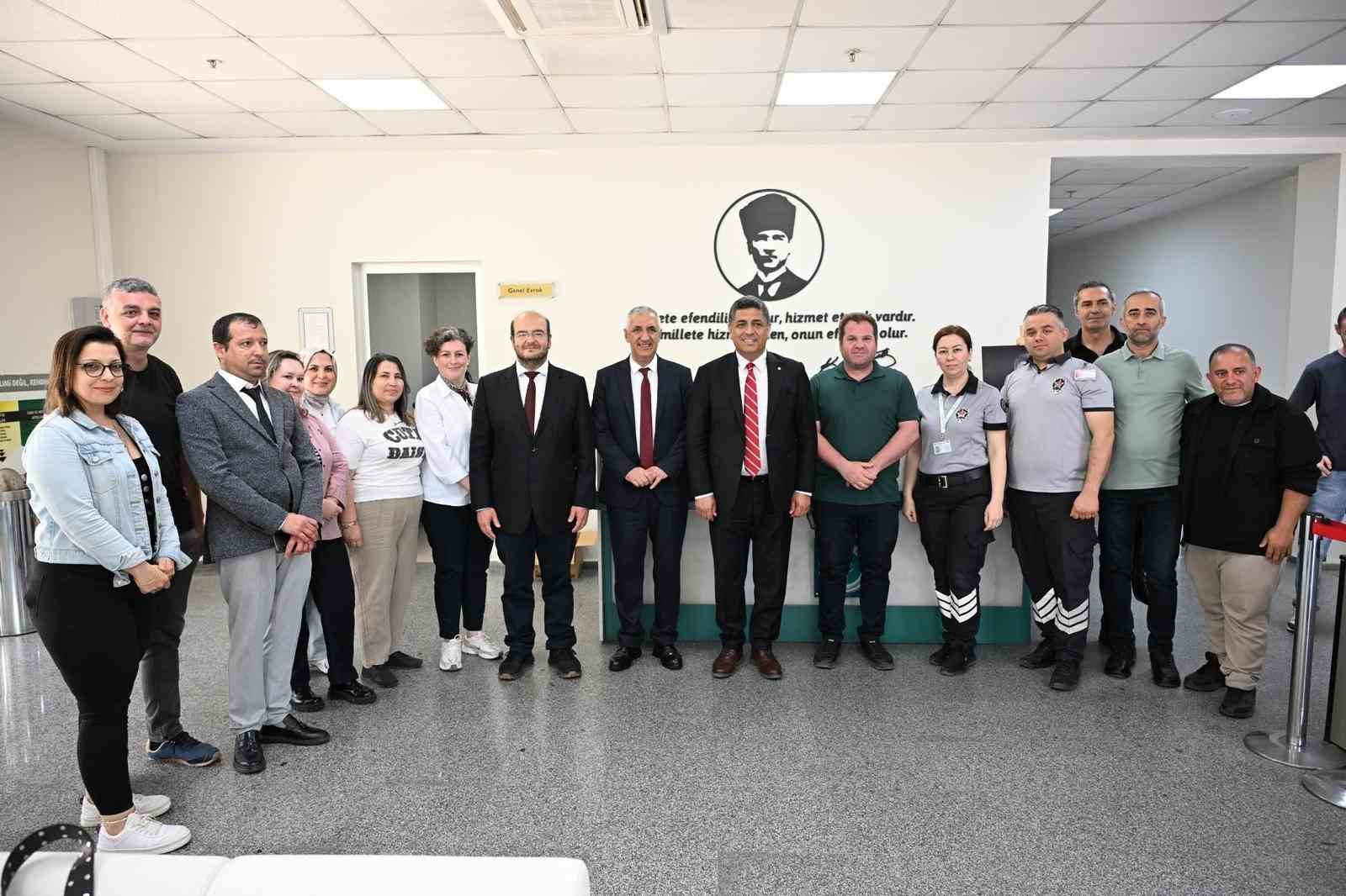 Manisa B&uuml;y&uuml;kşehir y&ouml;netimi personelle bayramlaştı