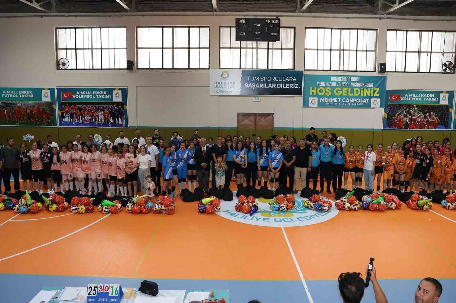 Gen&ccedil; sporcular Haliliye&rsquo;de voleybol coşkusu yaşadı