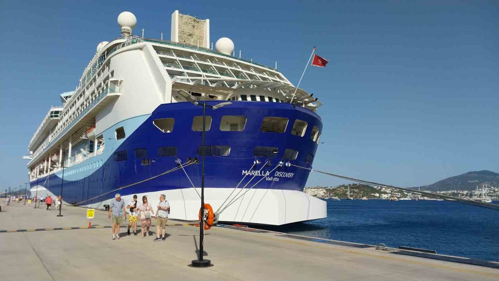 Bodrum&rsquo;a 2 gemi birden geldi