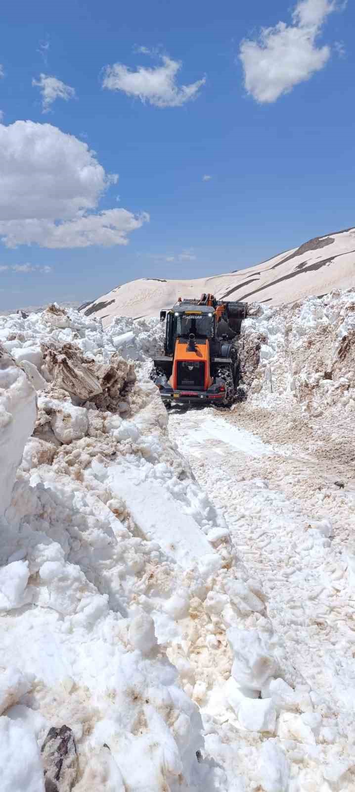 Hakkari&rsquo;de yaz g&uuml;n&uuml; karla m&uuml;cadele devam ediyor