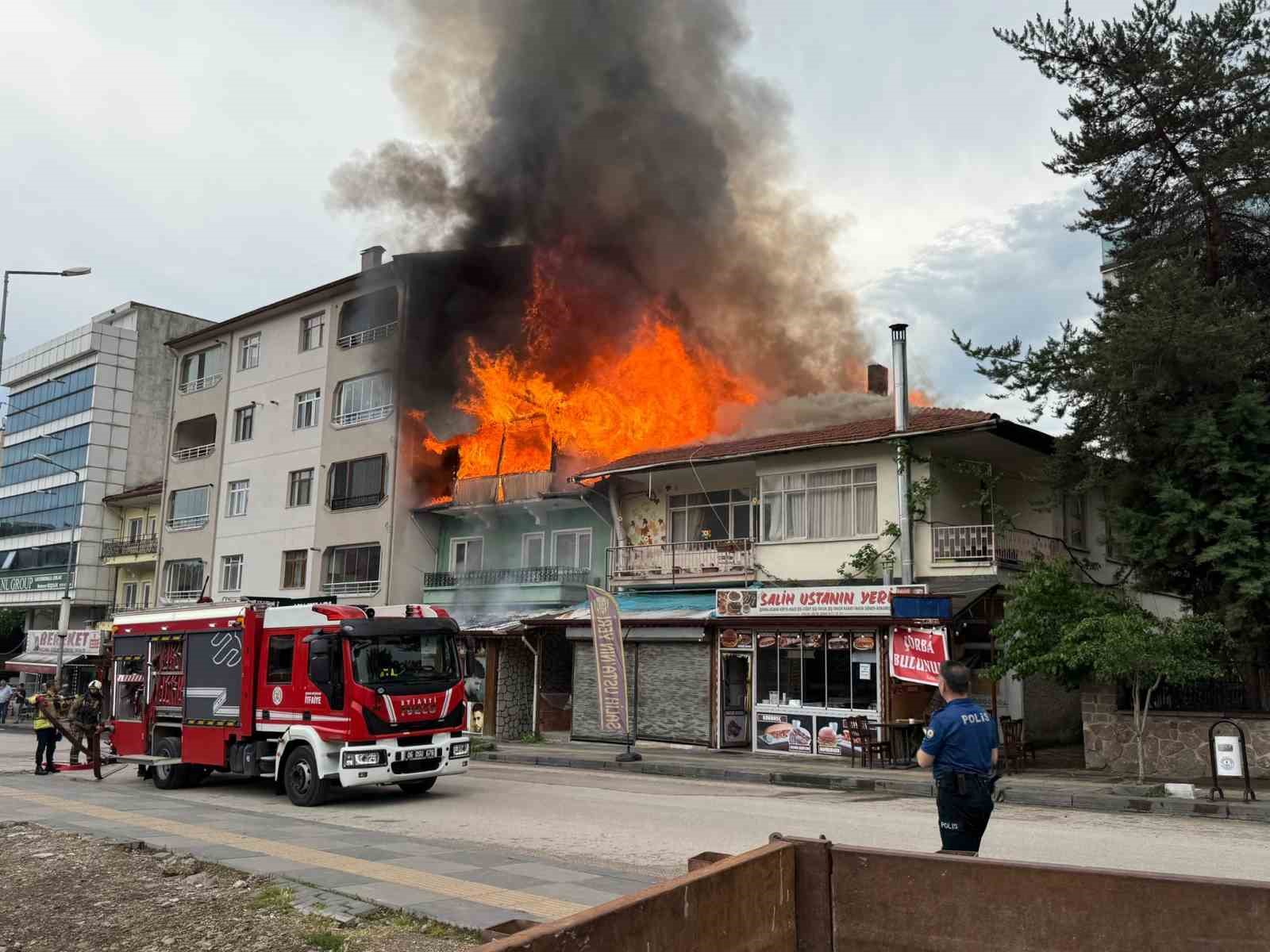 Kızılcahamam&rsquo;da iki katlı binanın &ccedil;atısı yandı