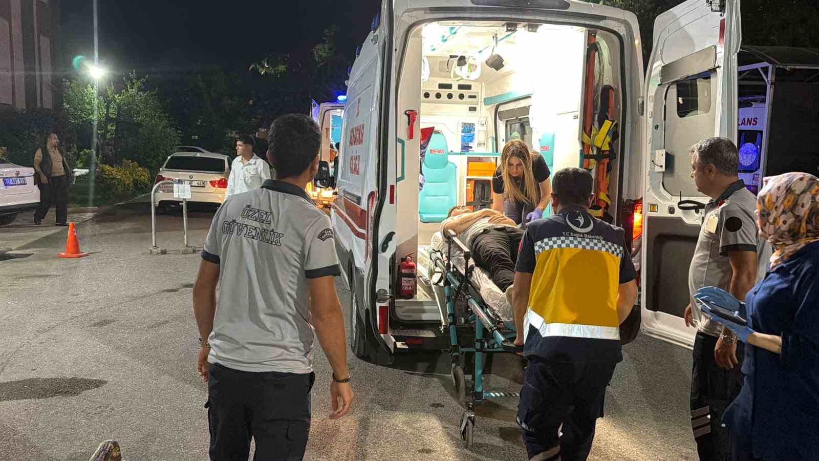 Kahta il&ccedil;esinde bı&ccedil;aklı kavga: 1 yaralı