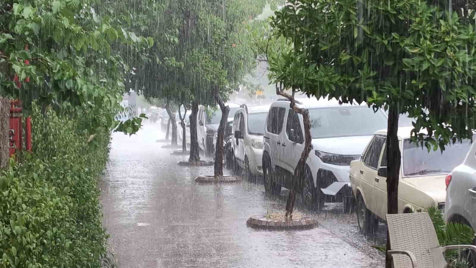 On dakika yağdı, yollar g&ouml;le d&ouml;nd&uuml;