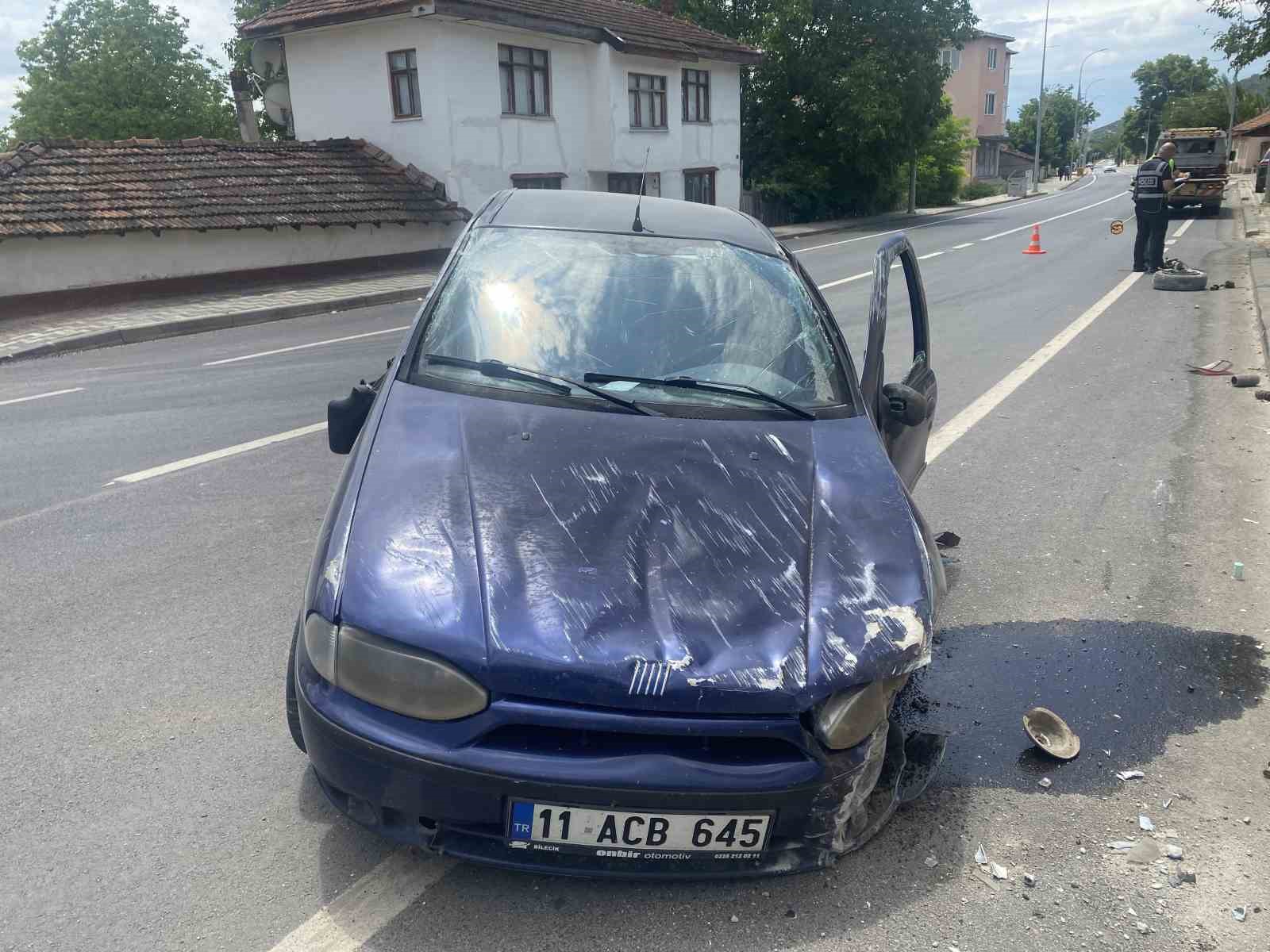 Kontrolden &ccedil;ıkan otomobil &ouml;nce bir bah&ccedil;e duvarına, ardından bir eve &ccedil;arparak durabildi