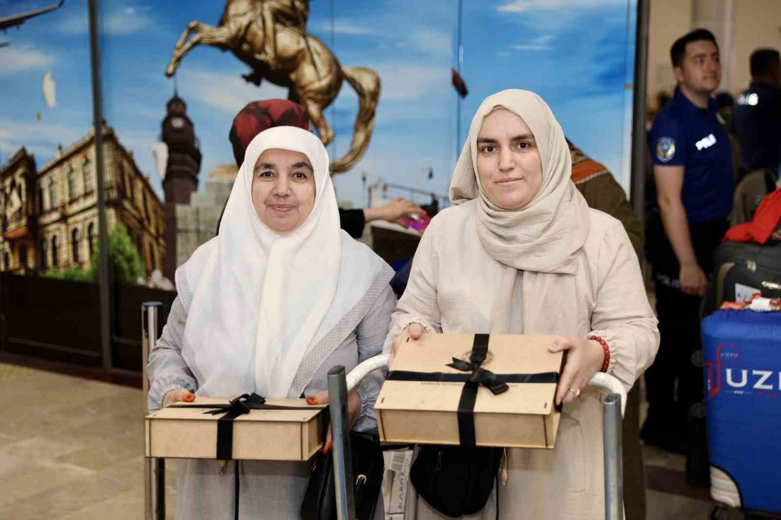 Hacılar Samsun&rsquo;da dualarla karşılandı